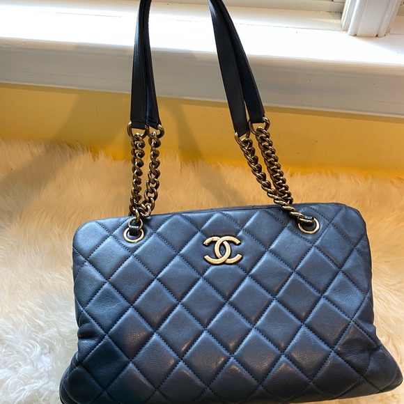Authentic Chanel tote - Picture 15 of 16
